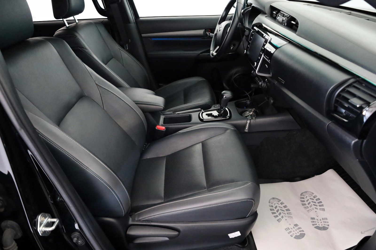 Fahrzeugabbildung Toyota Hilux 2.8D-4D Invincible,Kamera,CarP,HardTop,AHK