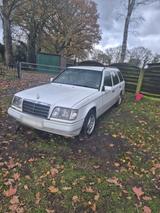 Mercedes-Benz W124 E220 - Mercedes-Benz E 220 mit Benzin-Antrieb: Kombi, Automatik