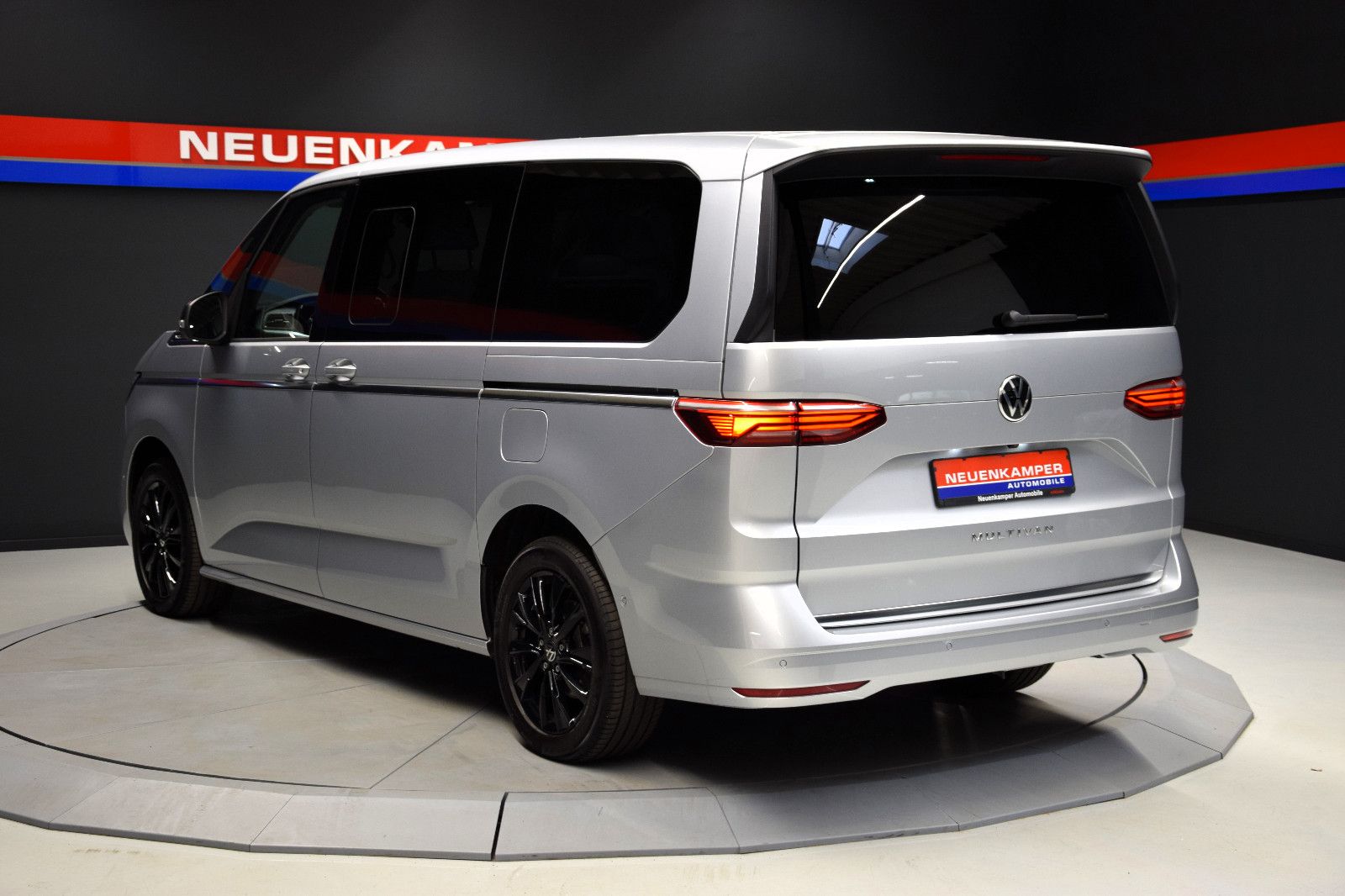 Fahrzeugabbildung Volkswagen T7 Multivan Style lang Pano AHK ACC Sthz NP 75T€