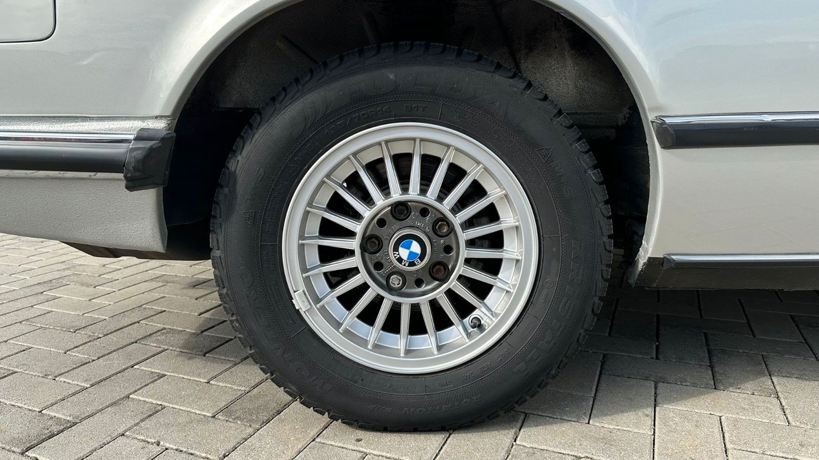 Fahrzeugabbildung BMW 628 CSI Coupé ,E24, Schiebedach el.,Garagenwagen