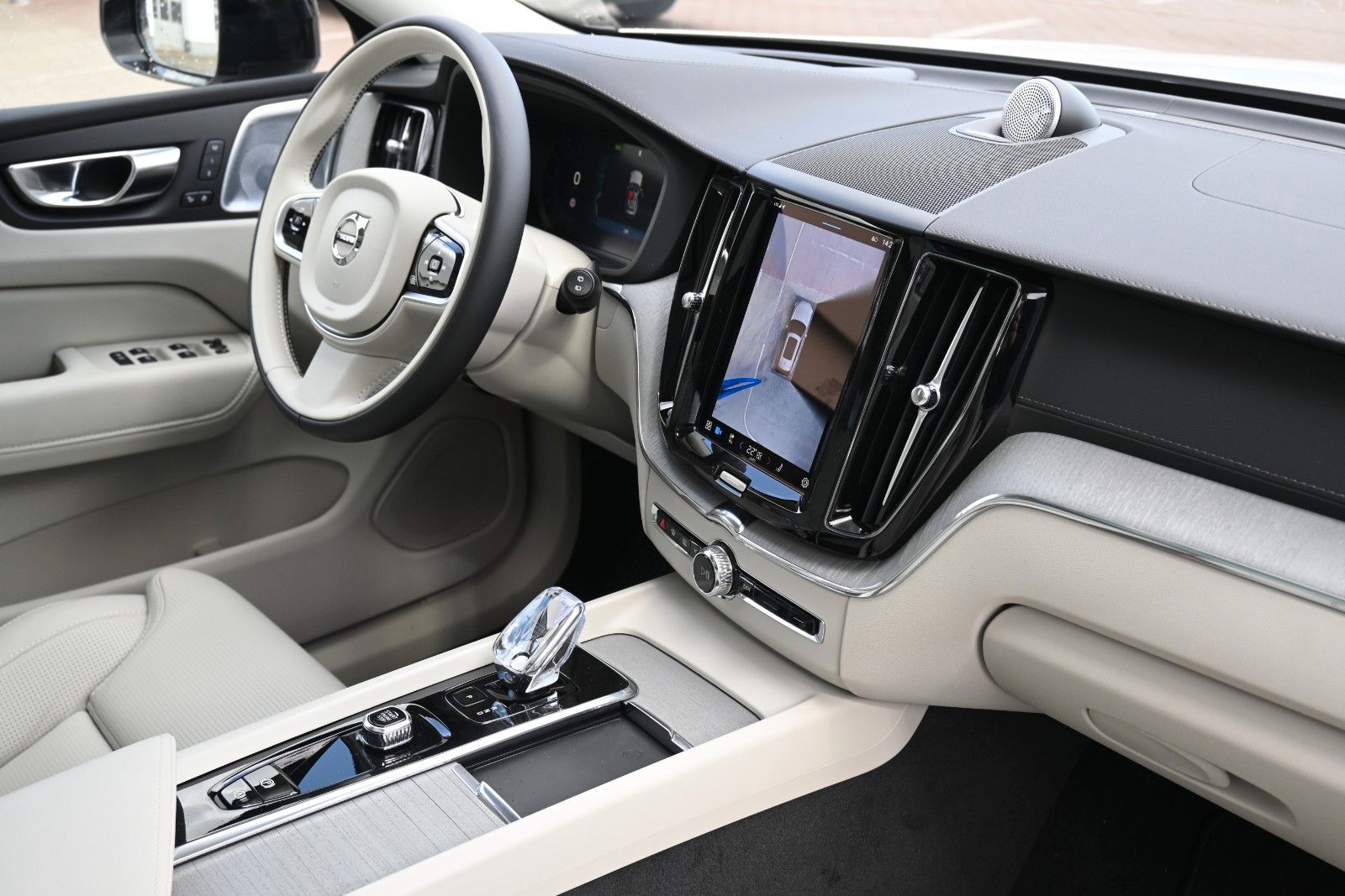 Fahrzeugabbildung Volvo XC60 B5 AWD Ultra Dark*LUFT*360°*ACC*B&W*AHK