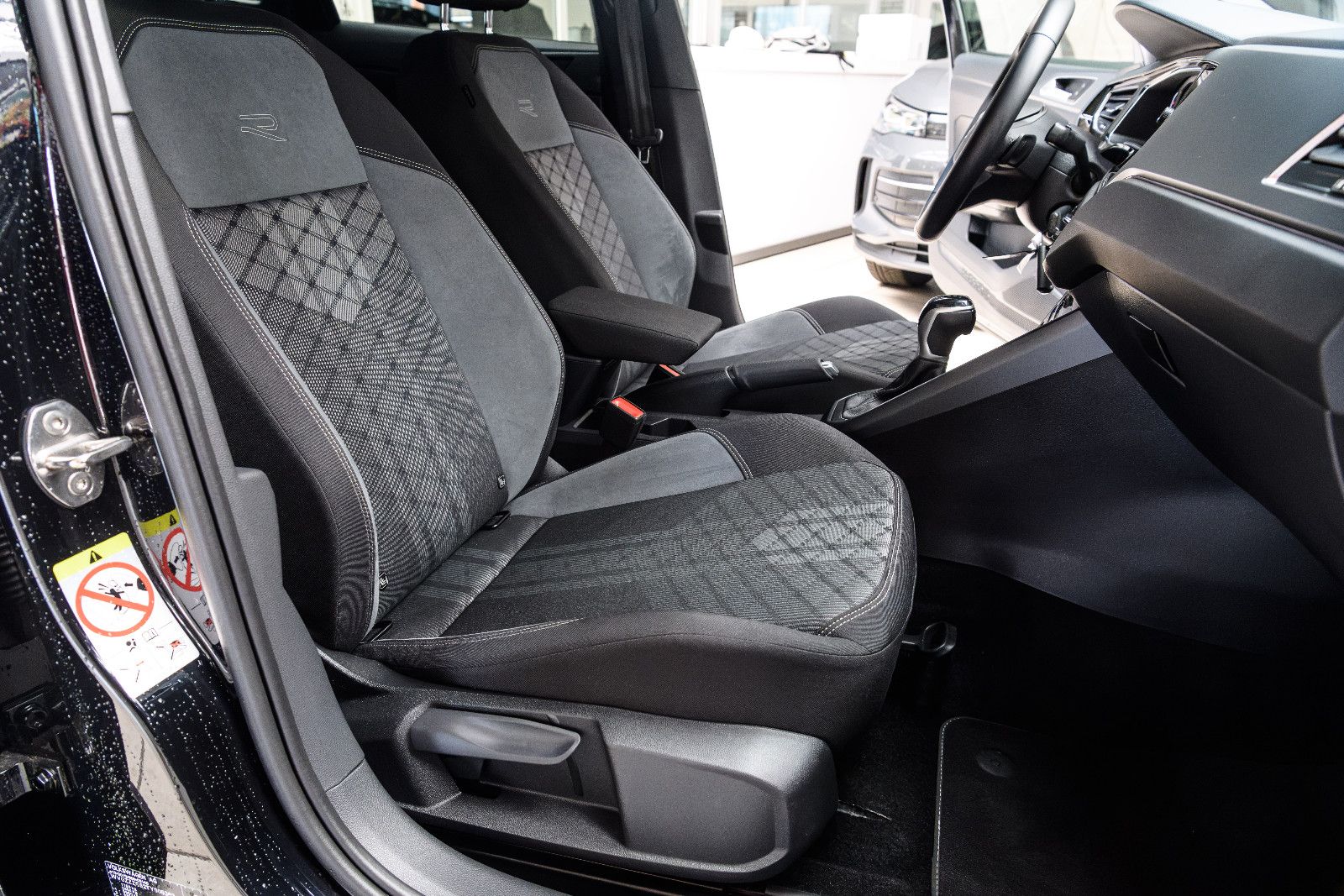 Fahrzeugabbildung Volkswagen Taigo R-Line 1.5 TSI DSG IQ-LED+AHK+KAMERA+ACC