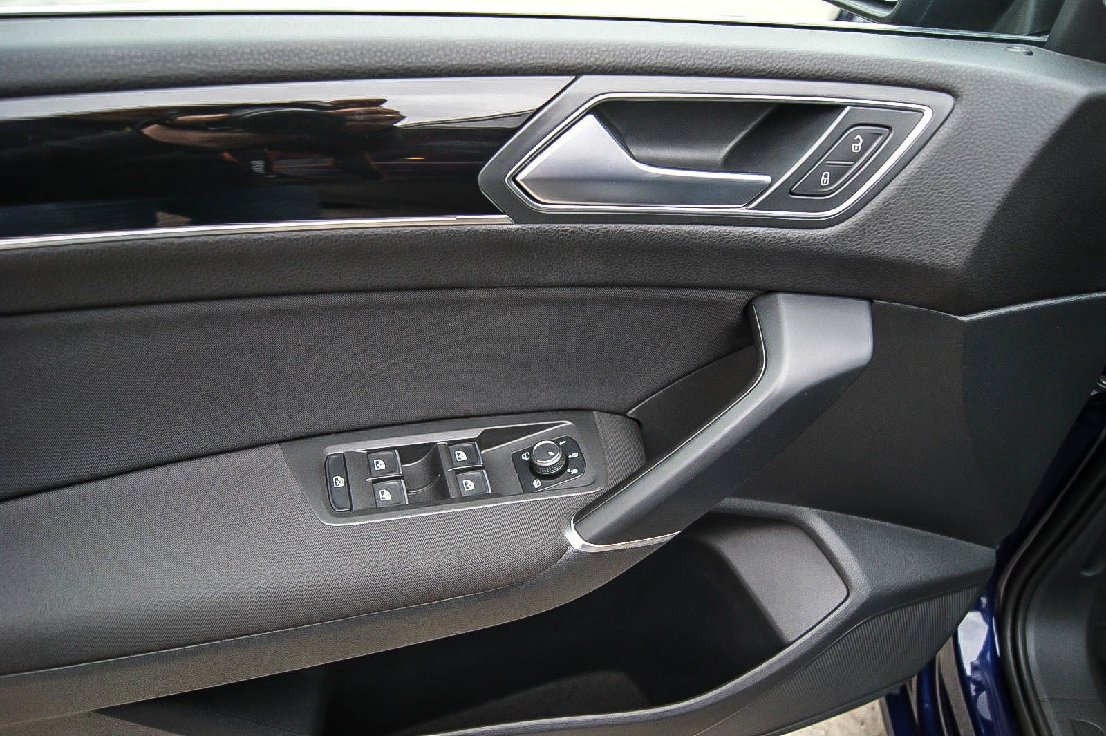 Fahrzeugabbildung Volkswagen Touran 14TSI Highline DSG PANORAMA STDHZG 7SITZE