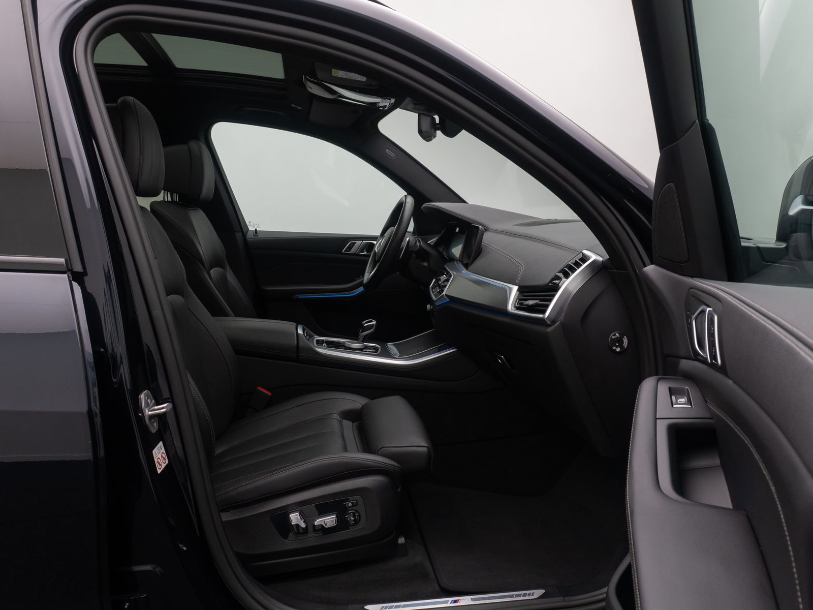 Fahrzeugabbildung BMW X5 xD45e M Sport 360° HUD Panorama DAB Massage