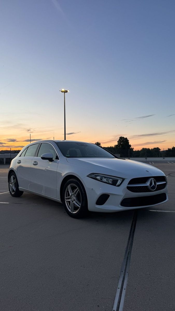 MERCEDES-BENZ Mercedes-Benz A180, 2. Hand, SHZ, AHK, Nav...