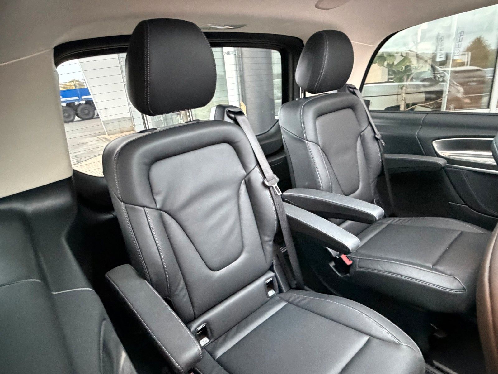 Fahrzeugabbildung Mercedes-Benz V 300 d 4MATIC EXCLUSIVE Luxus-Sitze AHK2,5to