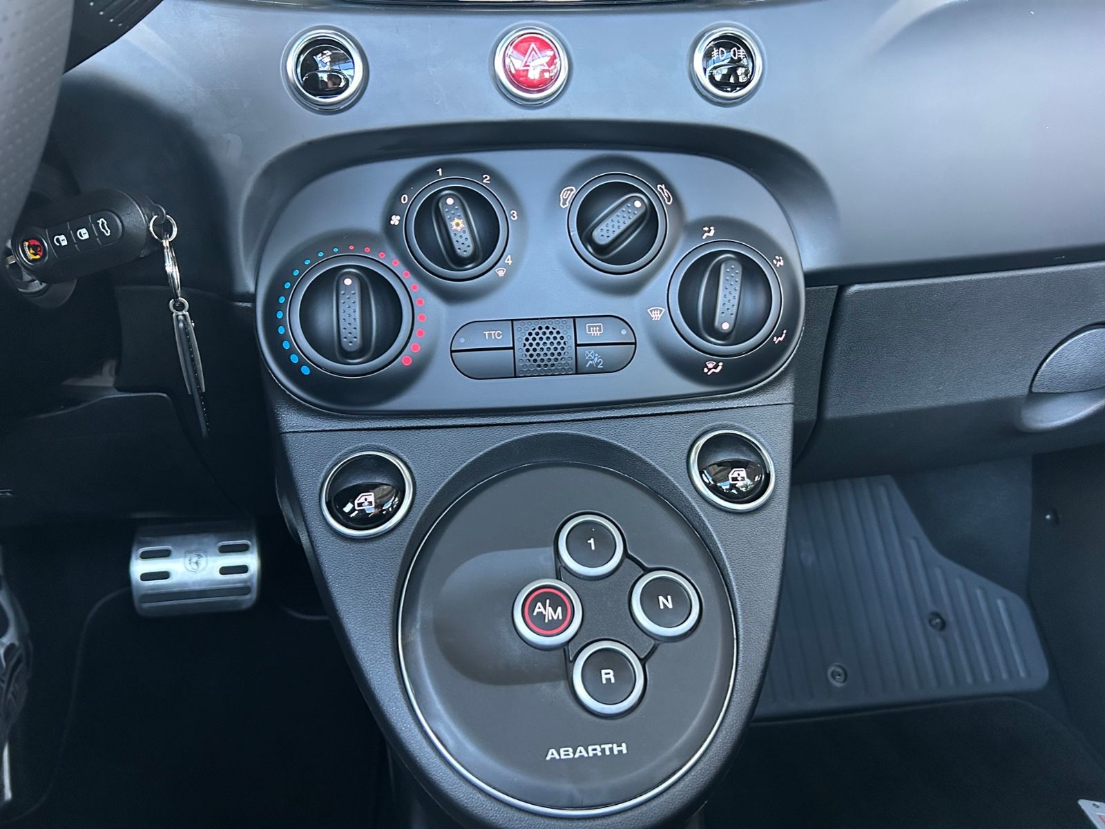 Fahrzeugabbildung Abarth 695C Cabrio Aut. LEDER CARPLAY PDC ALU