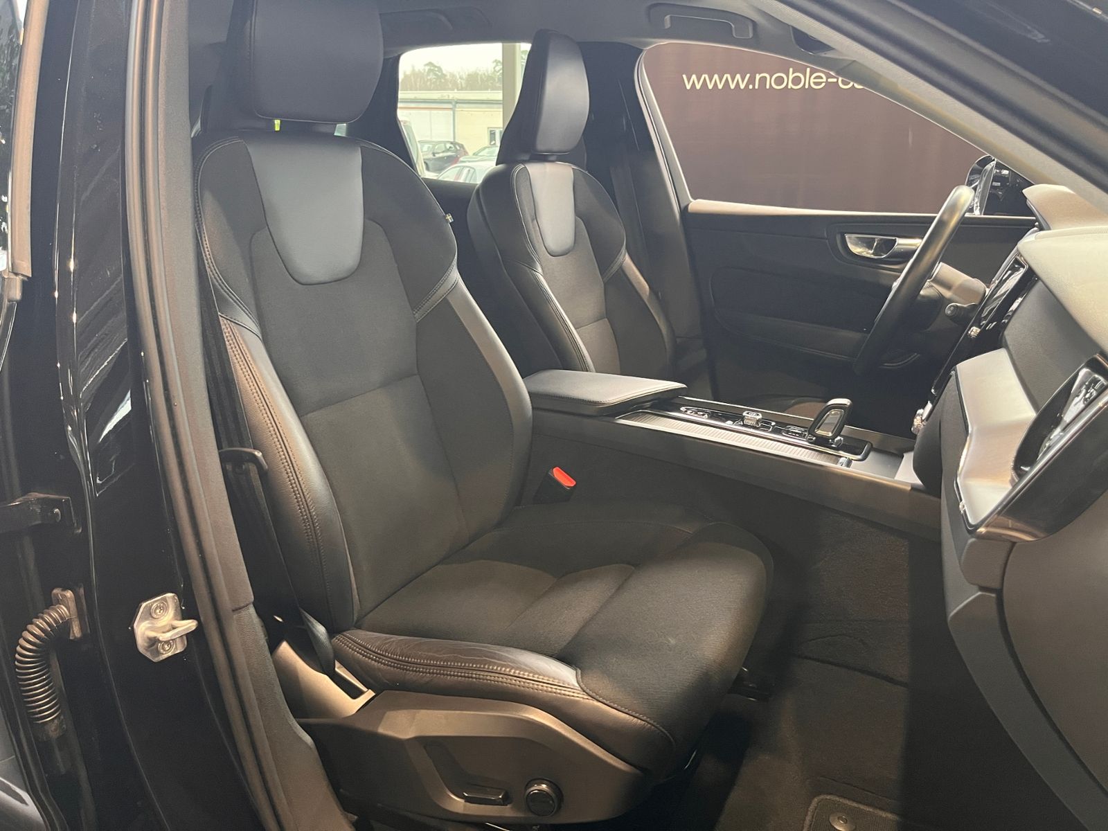 Fahrzeugabbildung Volvo XC60 Momentum Pro 2WD AHK LED NAV RFK 18"