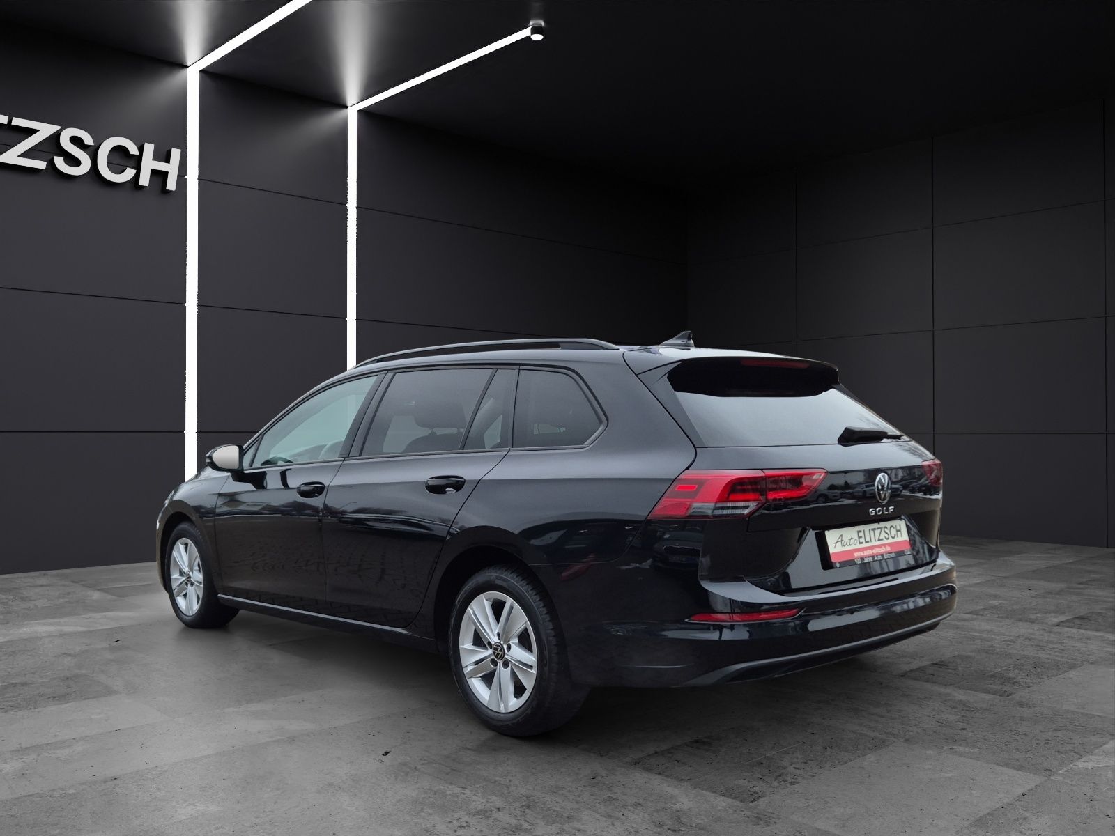 Fahrzeugabbildung Volkswagen Golf VIII Variant Life DSG LED AHK Navi AID ACC