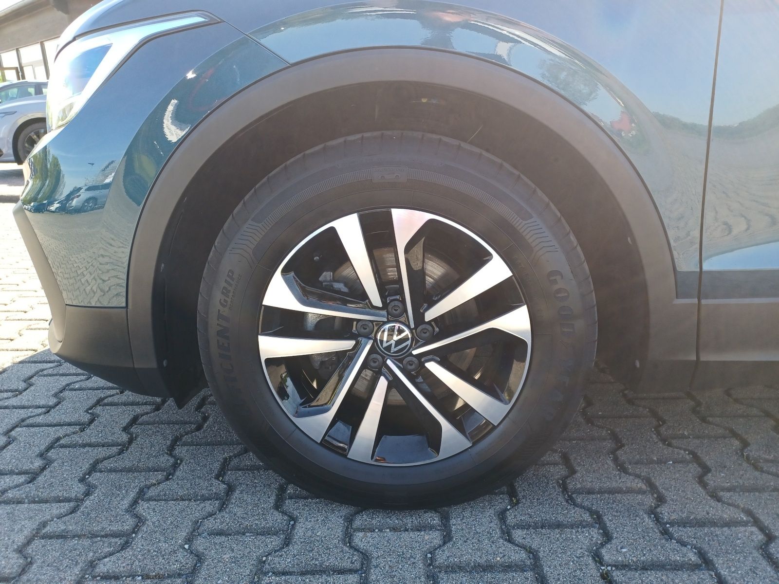 Fahrzeugabbildung Volkswagen Tiguan TSI United LED Navi ACC PDC SH LM