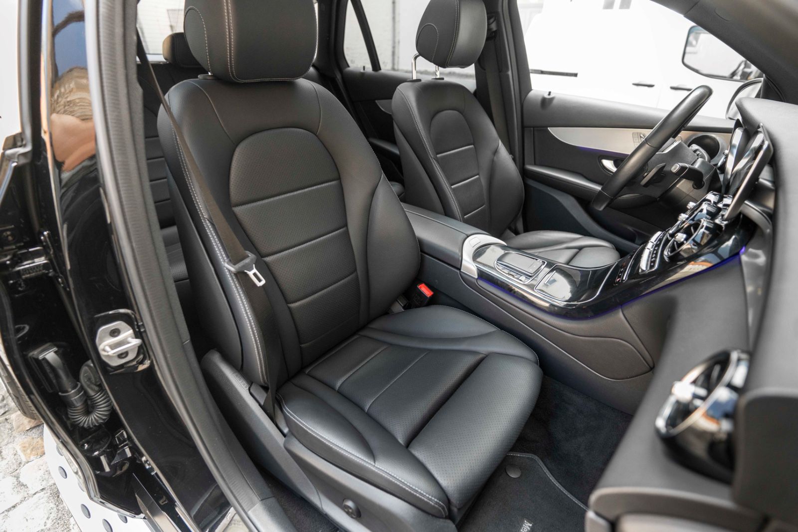 Fahrzeugabbildung Mercedes-Benz GLC 300 4MATIC LED 360° PANO TOTW NAV OFFROAD