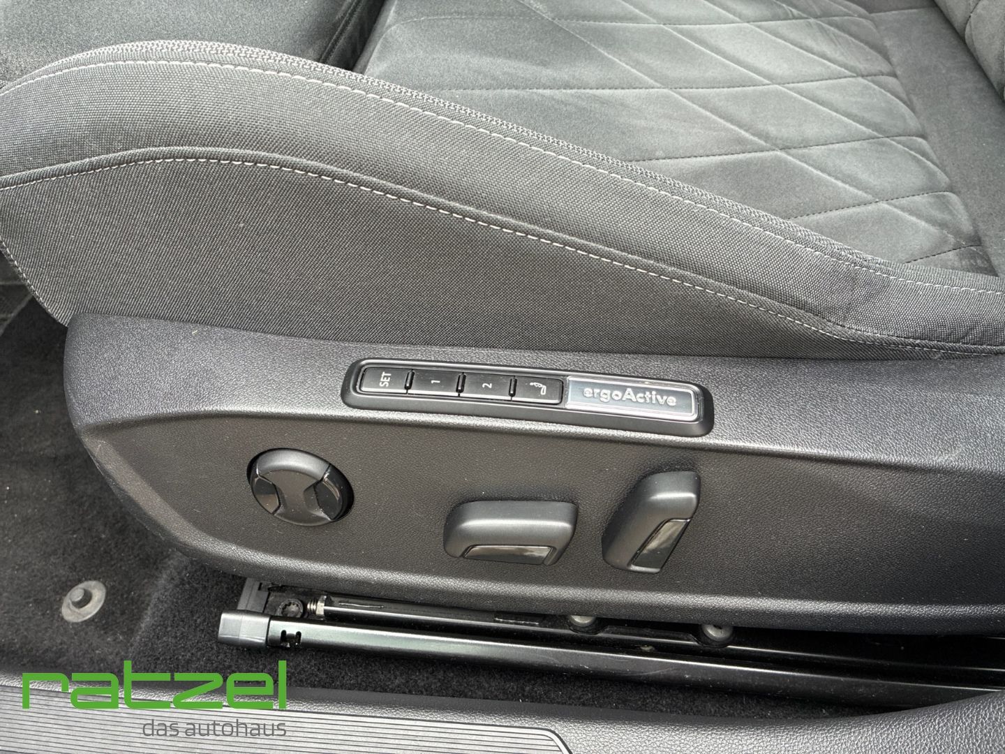 Fahrzeugabbildung Volkswagen Golf VIII Life 2.0 TDI DSG ACC Navi LED Travel A