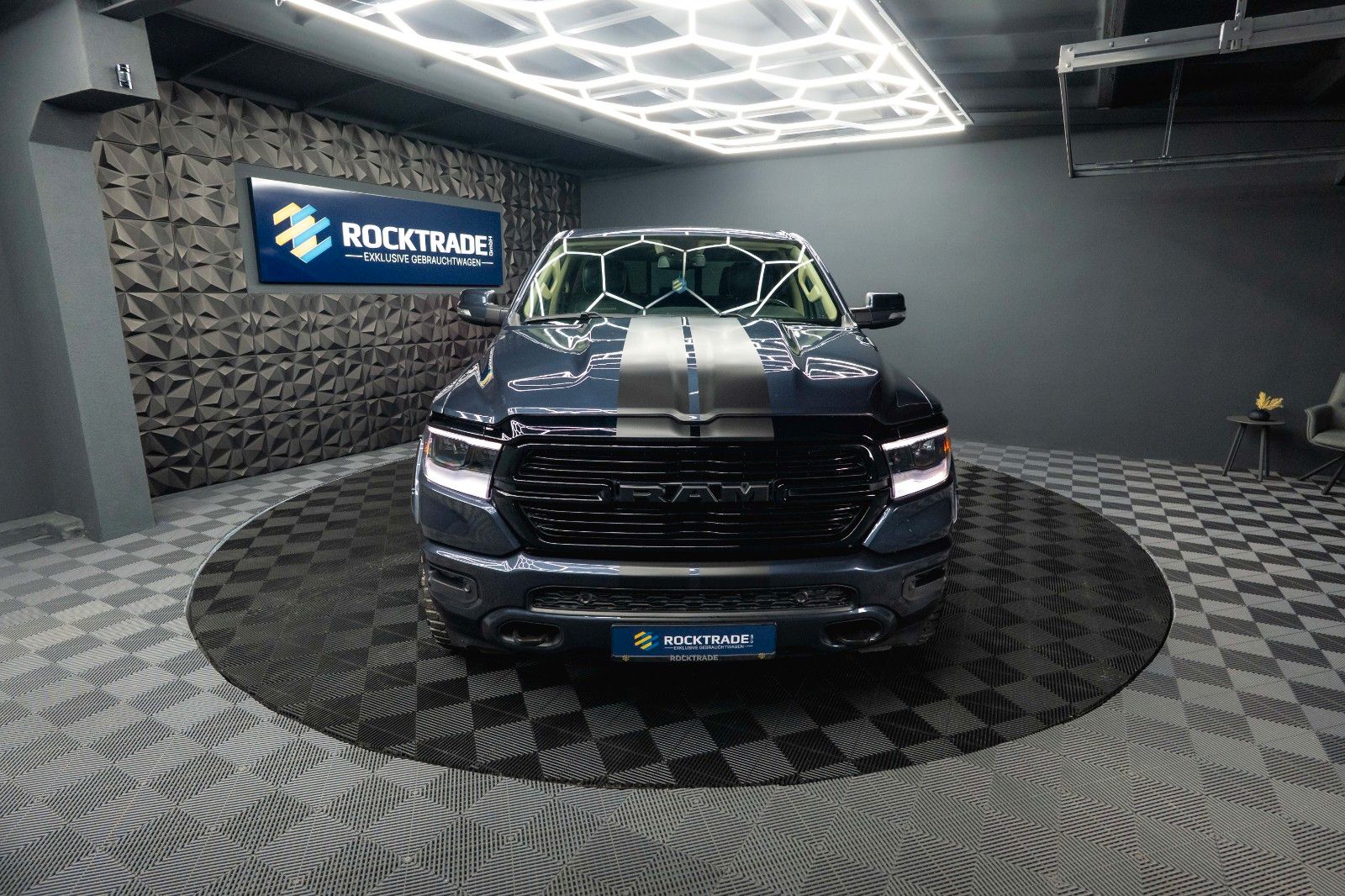 Fahrzeugabbildung Dodge RAM 5.7 V8 HEMI 4x4 Offroad LARAMIE Night 19%