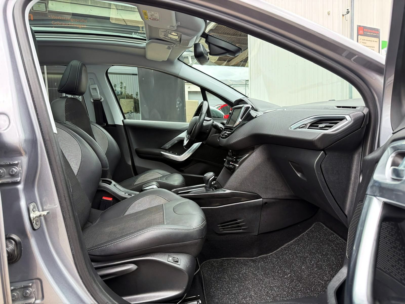 Fahrzeugabbildung Peugeot 2008 Allure 1.2 Auto. KAM PDC SHZ PANO NAV TEMP