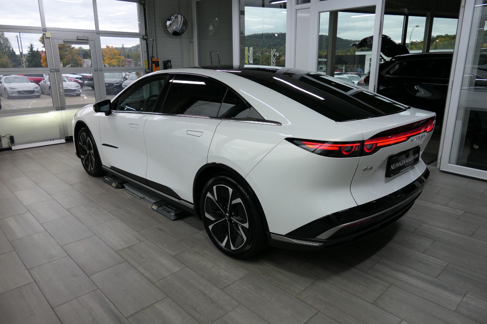 Mazda 6e EV Elektro Takumi > Crystal White >NEUWAGEN imagem 3