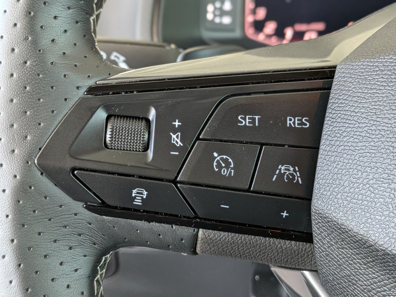 Fahrzeugabbildung SEAT Arona 1.5 TSI FR Black Editio ACC KAMERA LED 18"