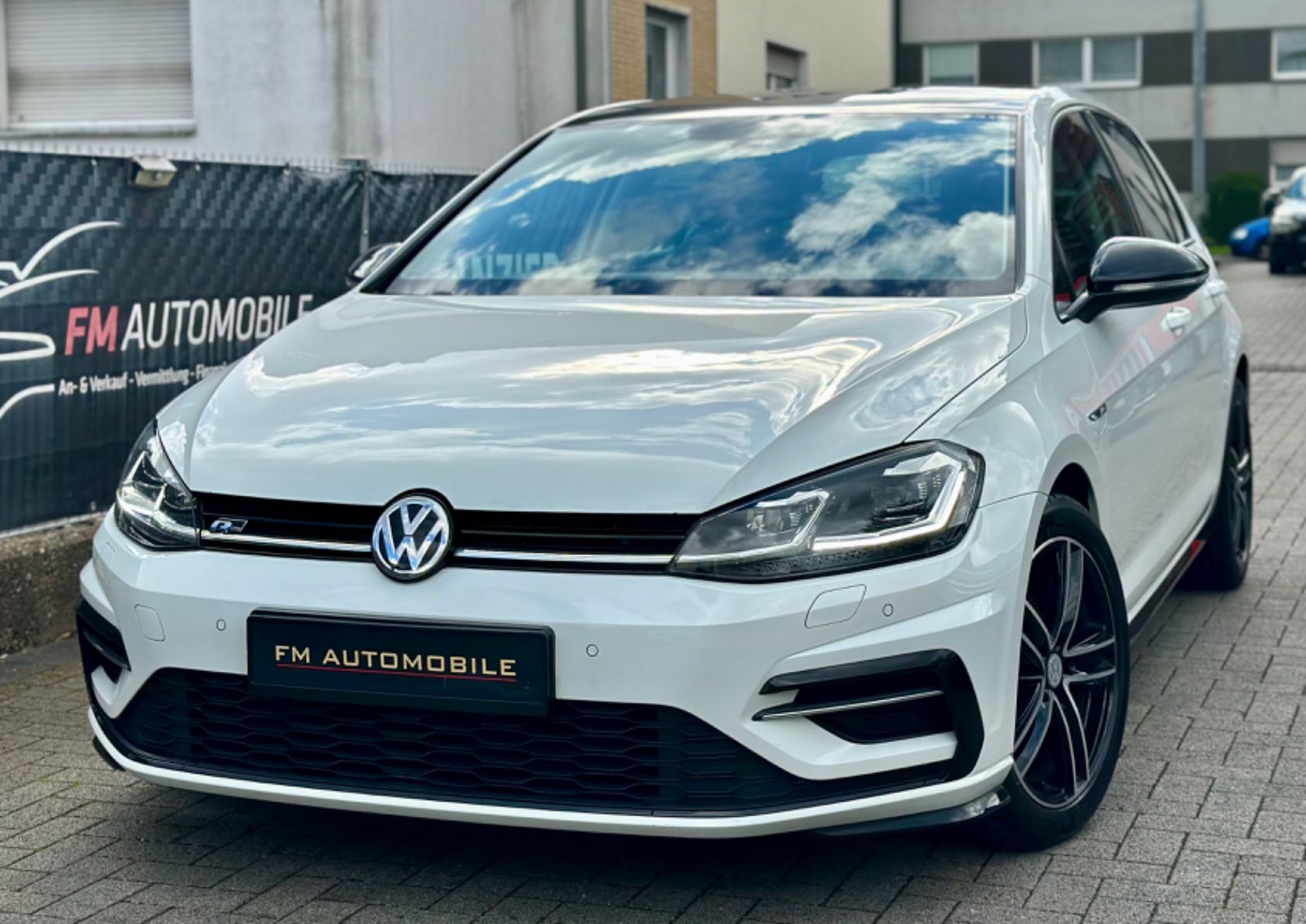 Volkswagen Golf - 1