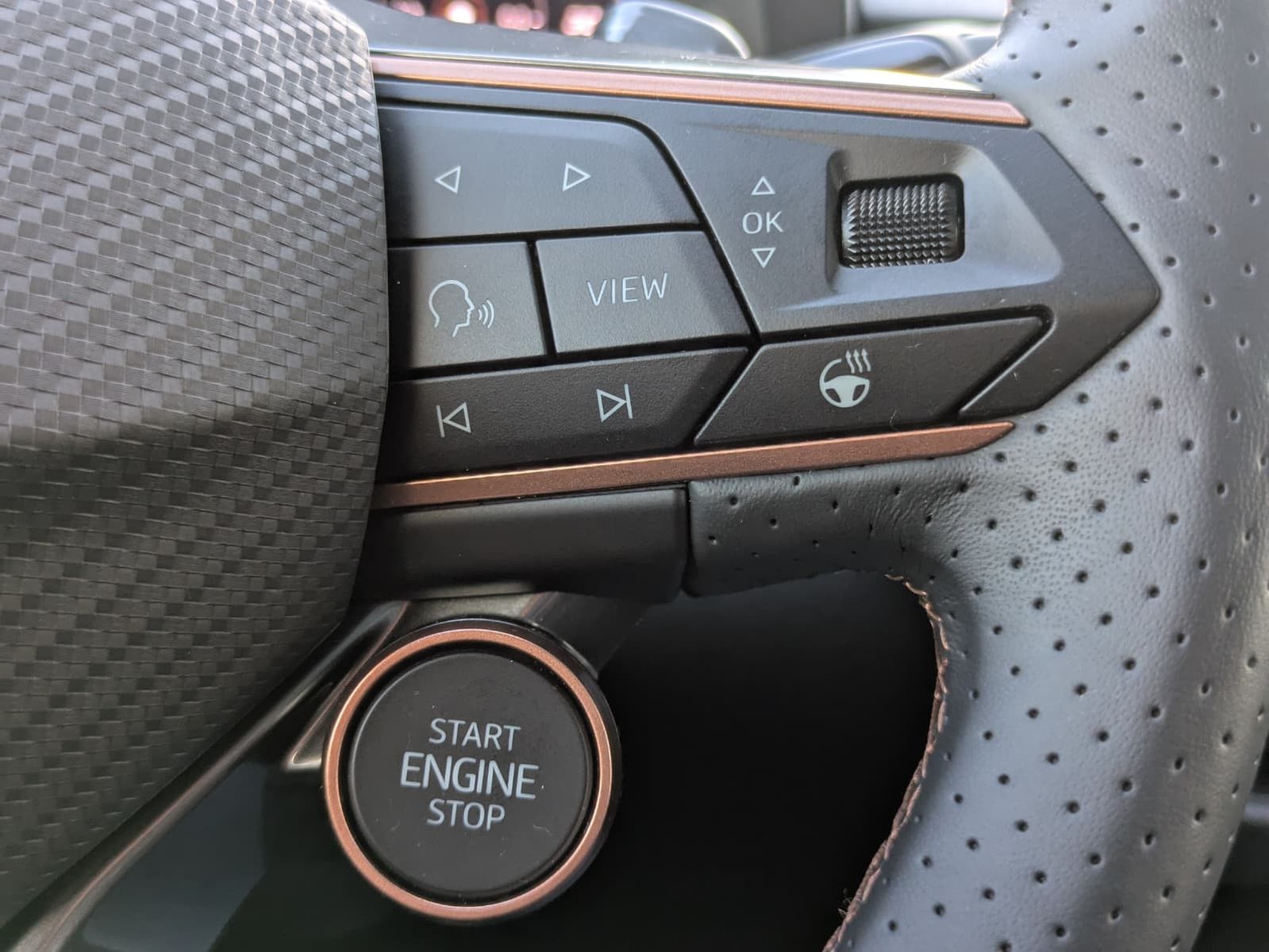 Fahrzeugabbildung CUPRA Terramar 1.5 eTSI 360°HUD*MATRIX*PANO*DCC*20"