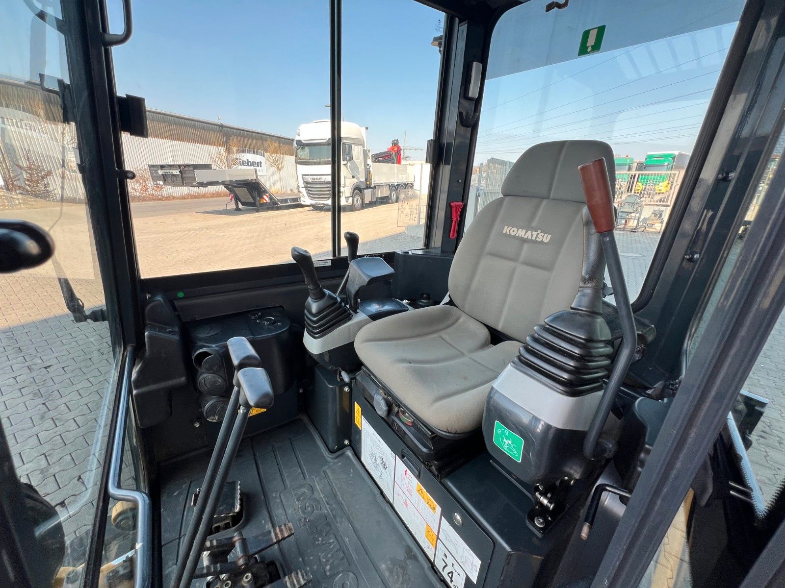 Fahrzeugabbildung Komatsu PC26MR / 2.032h / Tieflöffel 600mm/ MS03