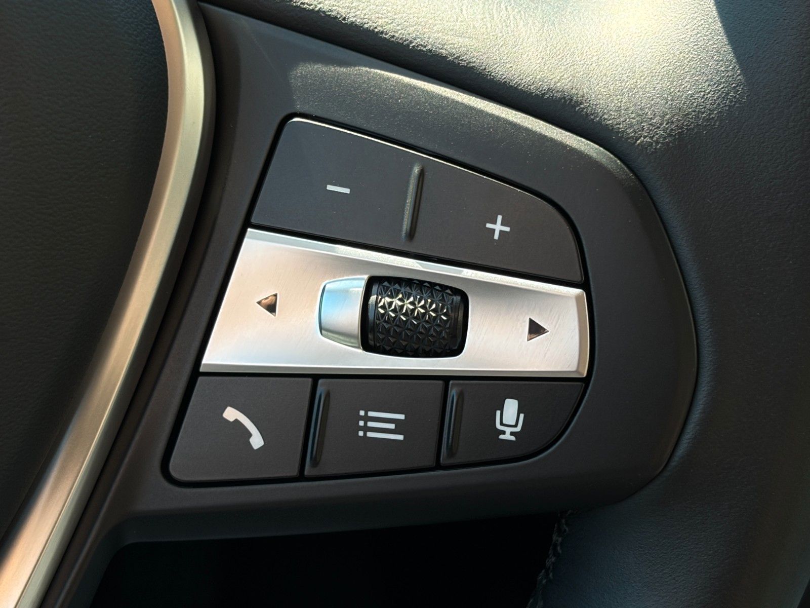 Fahrzeugabbildung BMW 318i Limo Autom. SHZ LED LKA TEMP CarPlay Navi