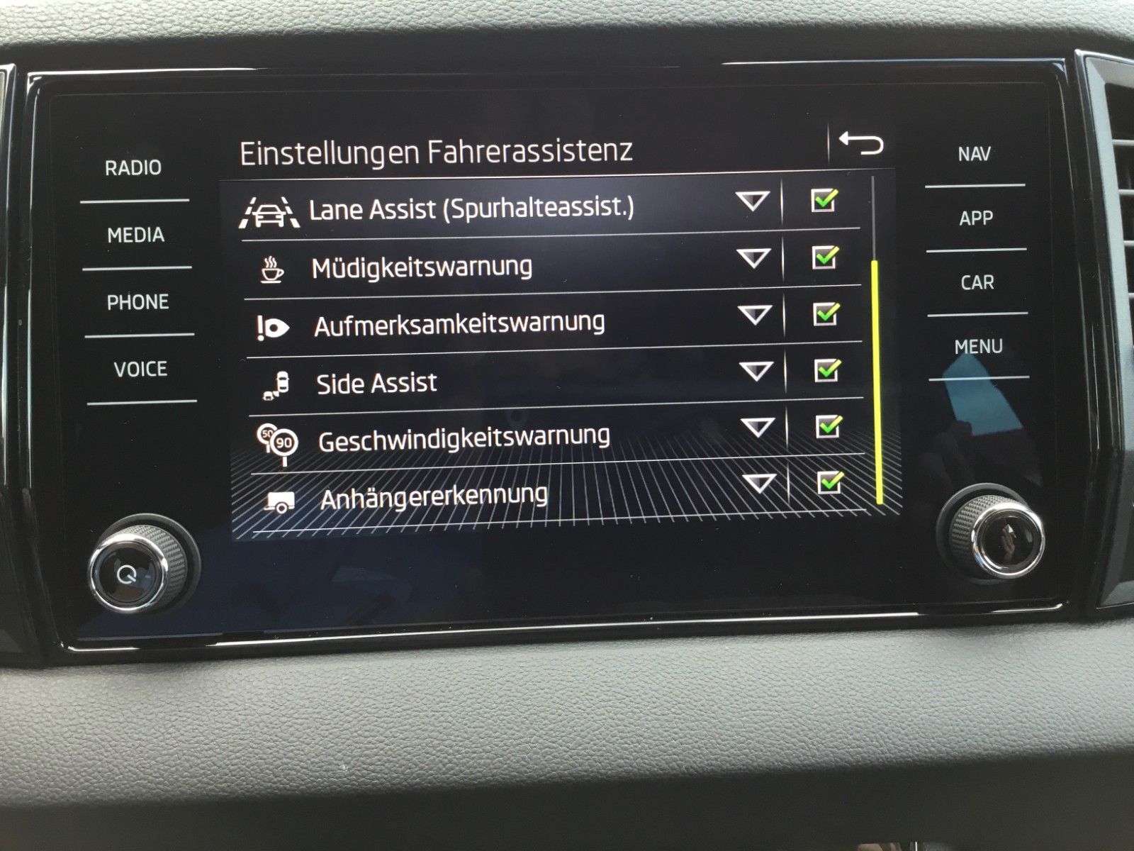 Fahrzeugabbildung SKODA Karoq 2.0l TSI DSG 4x4 Sportline+AHK+Matrix+Pano