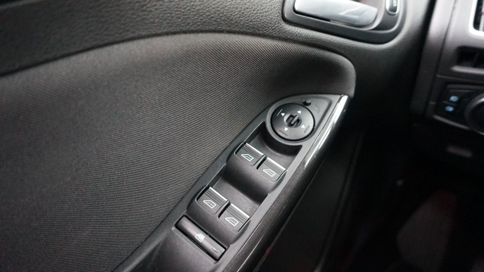 Fahrzeugabbildung Ford Focus Turnier Titanium  4,4L / 100 Verbrauch