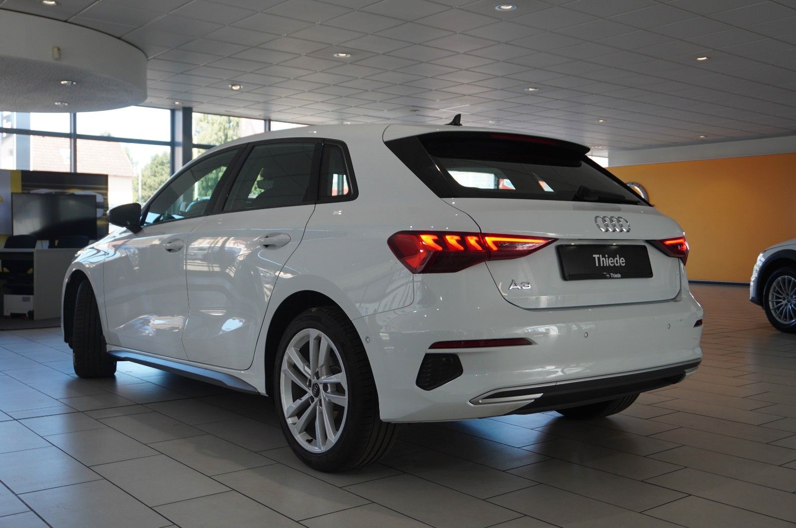 Fahrzeugabbildung Audi A3 Sportback 35 TFSI S-TRONIC NAVI/LED/SPORT/ACC