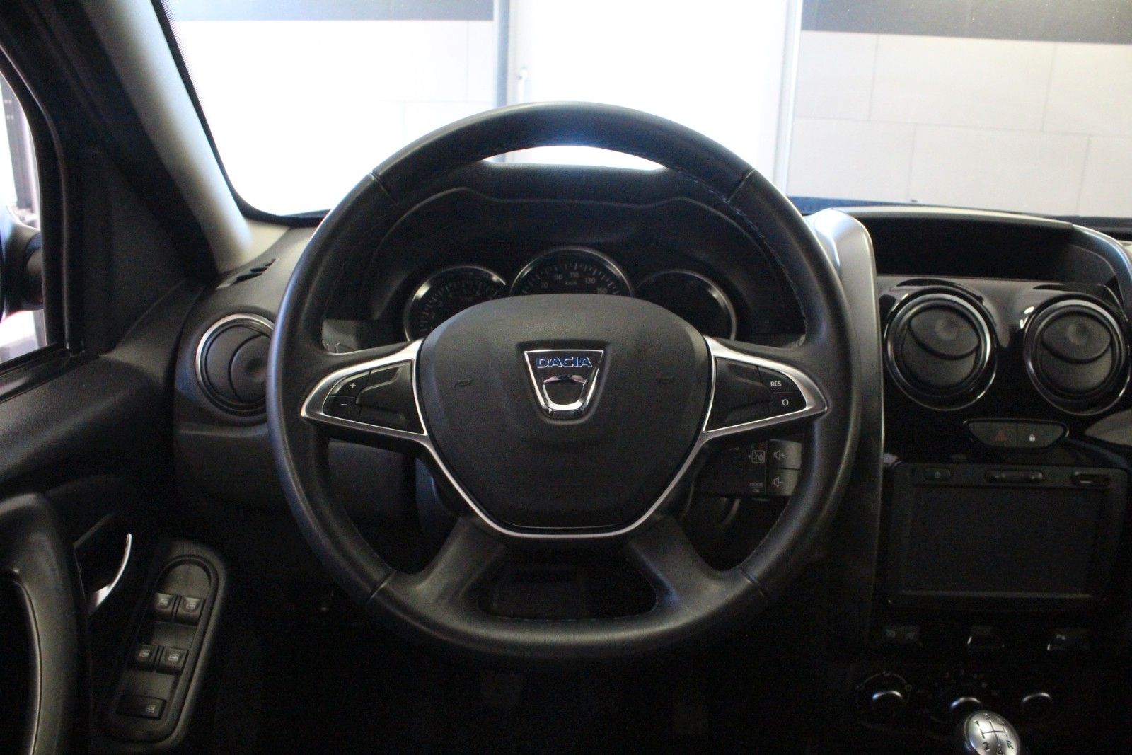 Fahrzeugabbildung Dacia Duster   SCE 115  Laureate   AHK *Navigation*