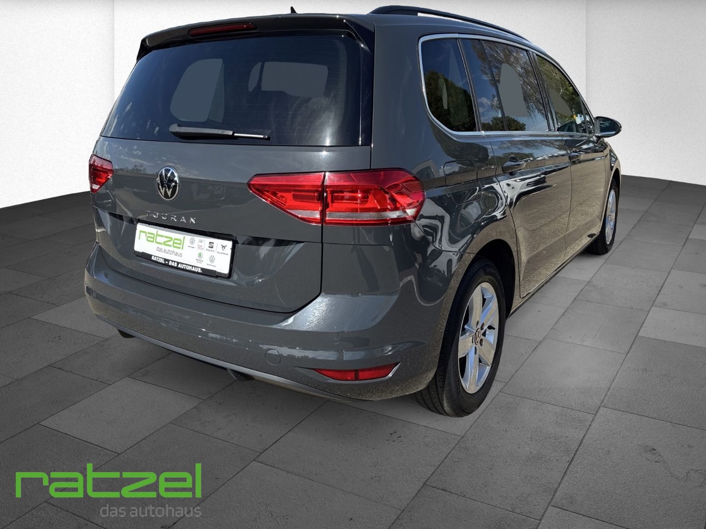 Fahrzeugabbildung Volkswagen Touran Comfortline 1.5 TSI DSG 7-Sitzer AHK ACC