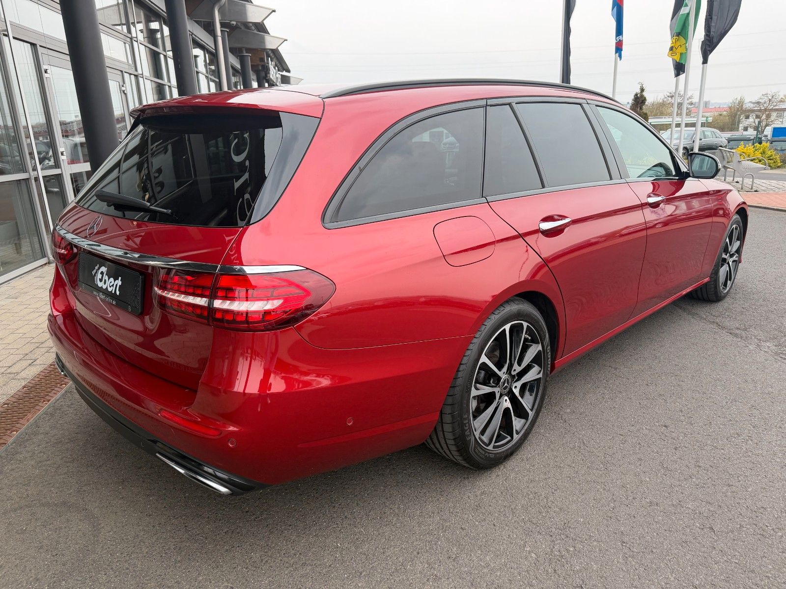 Fahrzeugabbildung Mercedes-Benz E 220d T Massage+Pano+Burm+Distr+360+HUD+Night