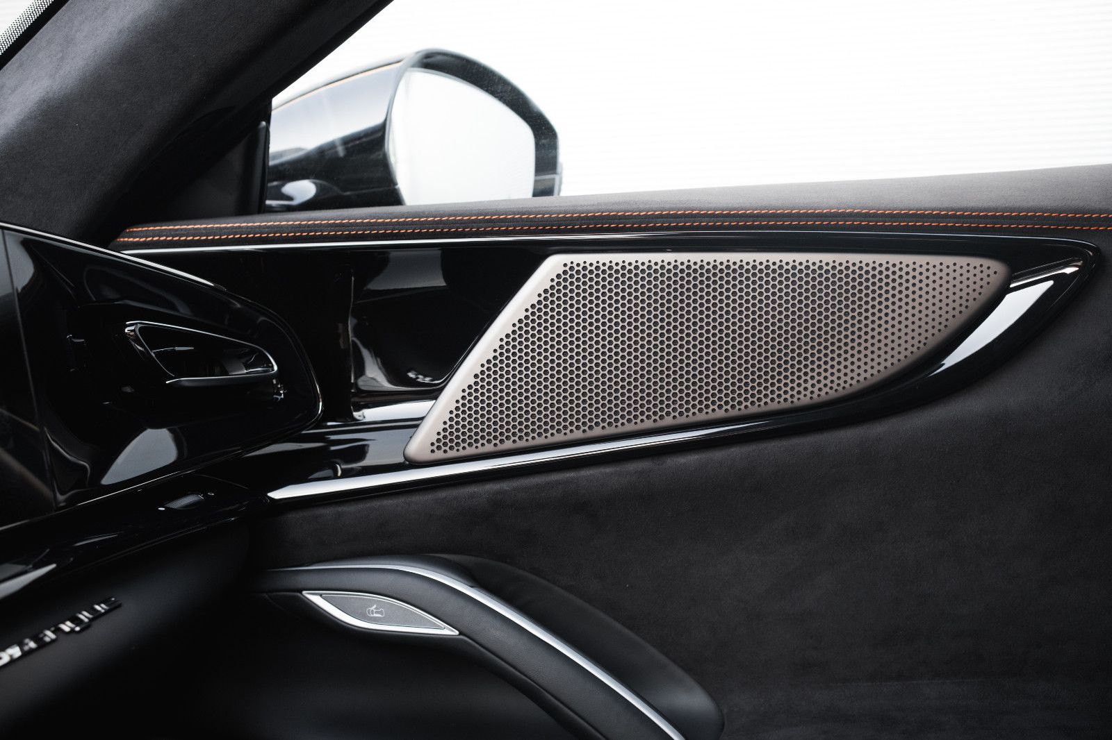 Fahrzeugabbildung Ferrari Purosangue-Pano-Lift-Burm.-360Kam.-Karbonlenkrad