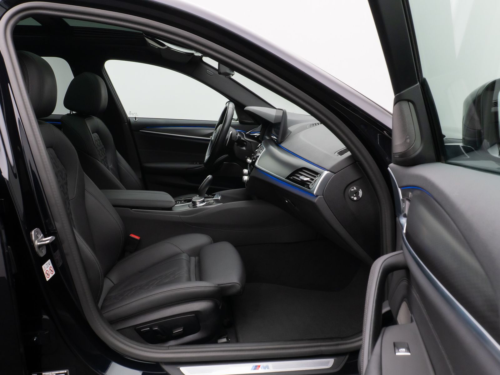 Fahrzeugabbildung BMW 520d xD M Sport Panorama Kamera HUD DAB H/K AHK