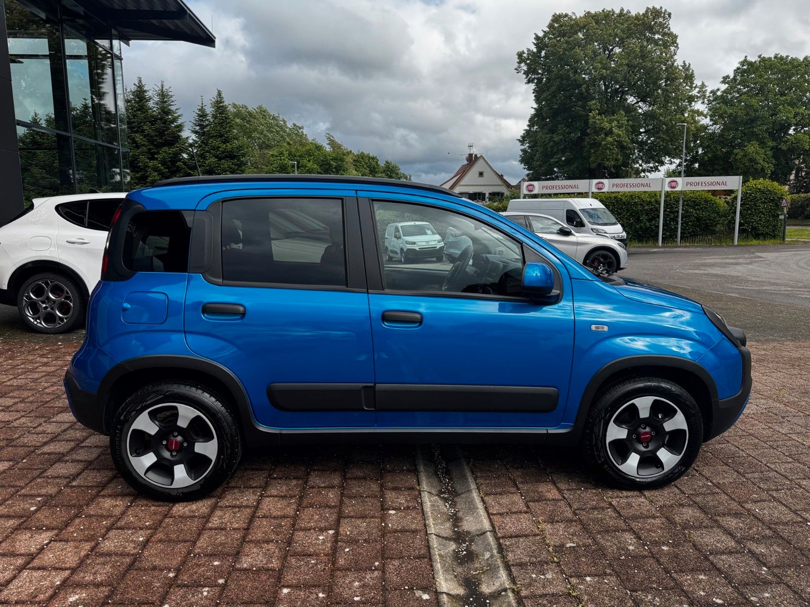 Fahrzeugabbildung Fiat Panda MY23 CROSS 1.0 GSE CARPLAY KLIMA
