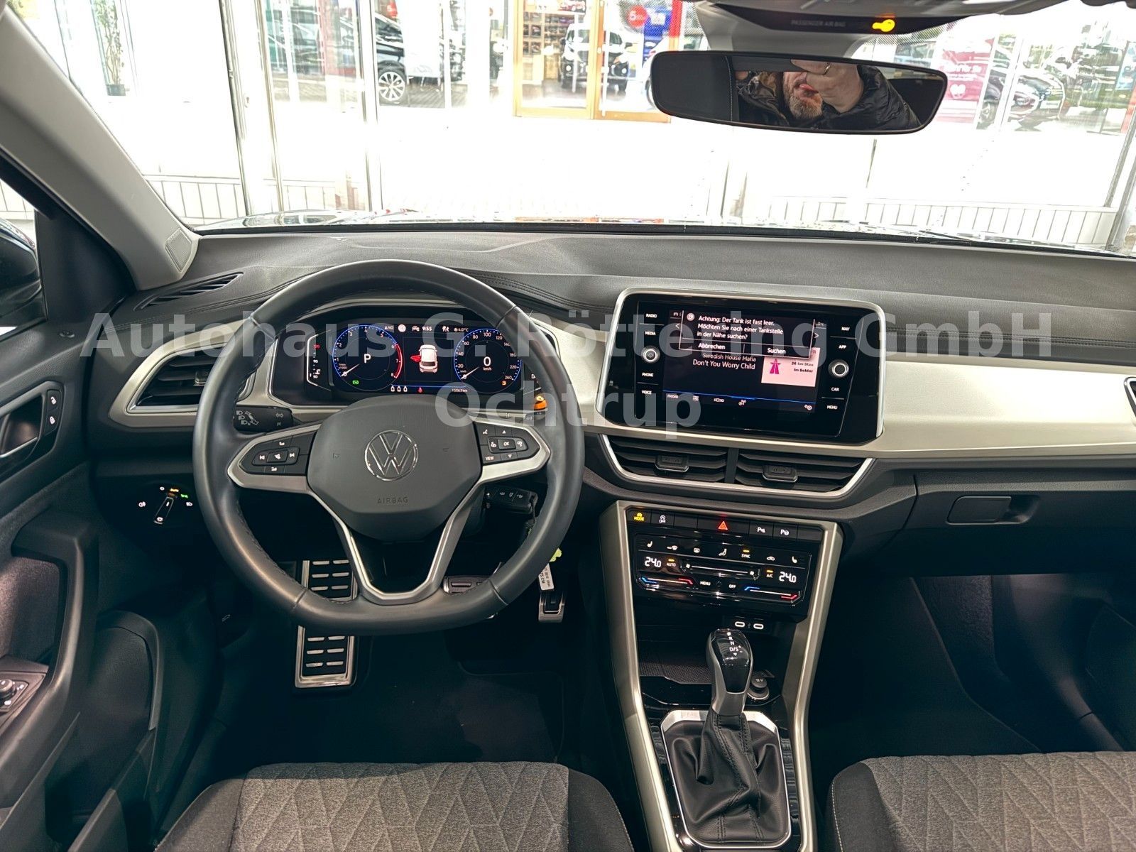 Fahrzeugabbildung Volkswagen T-Roc Move 1.5 TSI DSG LED+NAV+PDC+APP+SHZ+KAM
