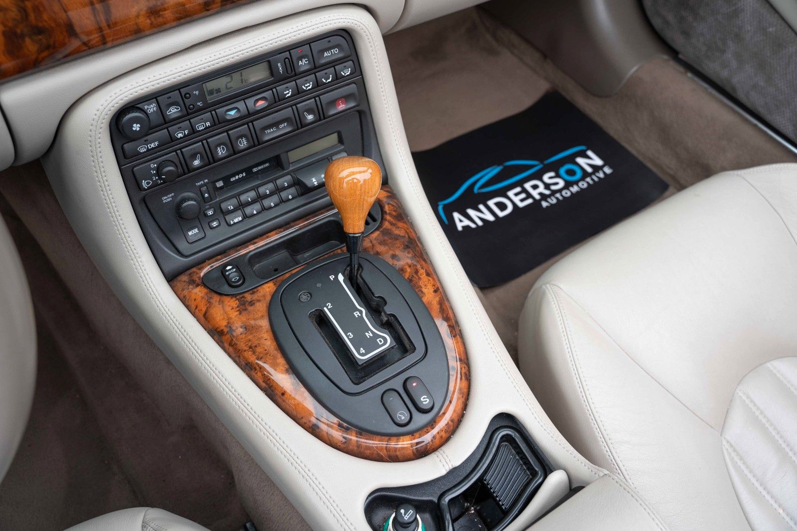 Fahrzeugabbildung Jaguar XK8 CABRIOLET XENON TEMPOMAT LEDER PDC SHZ 18"
