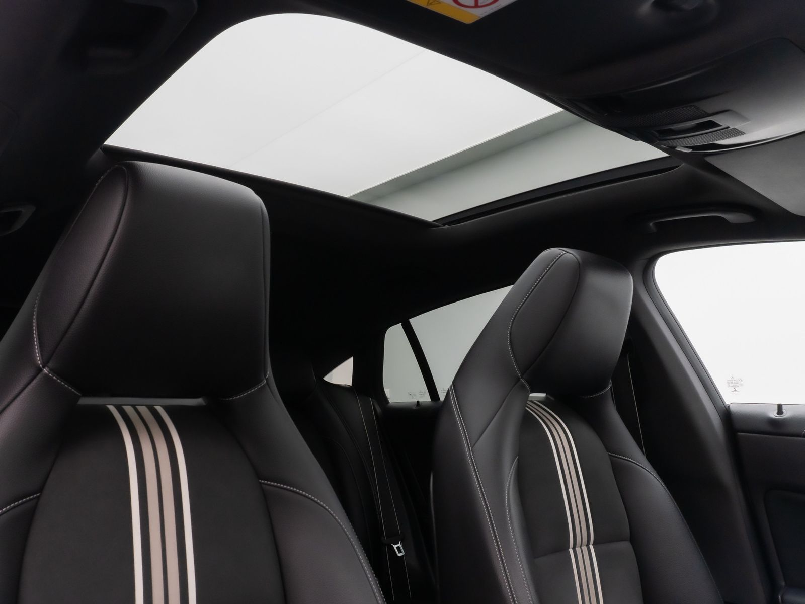 Fahrzeugabbildung Mercedes-Benz CLA 220 Shooting Brake /d 4Matic AMG Pano Standh