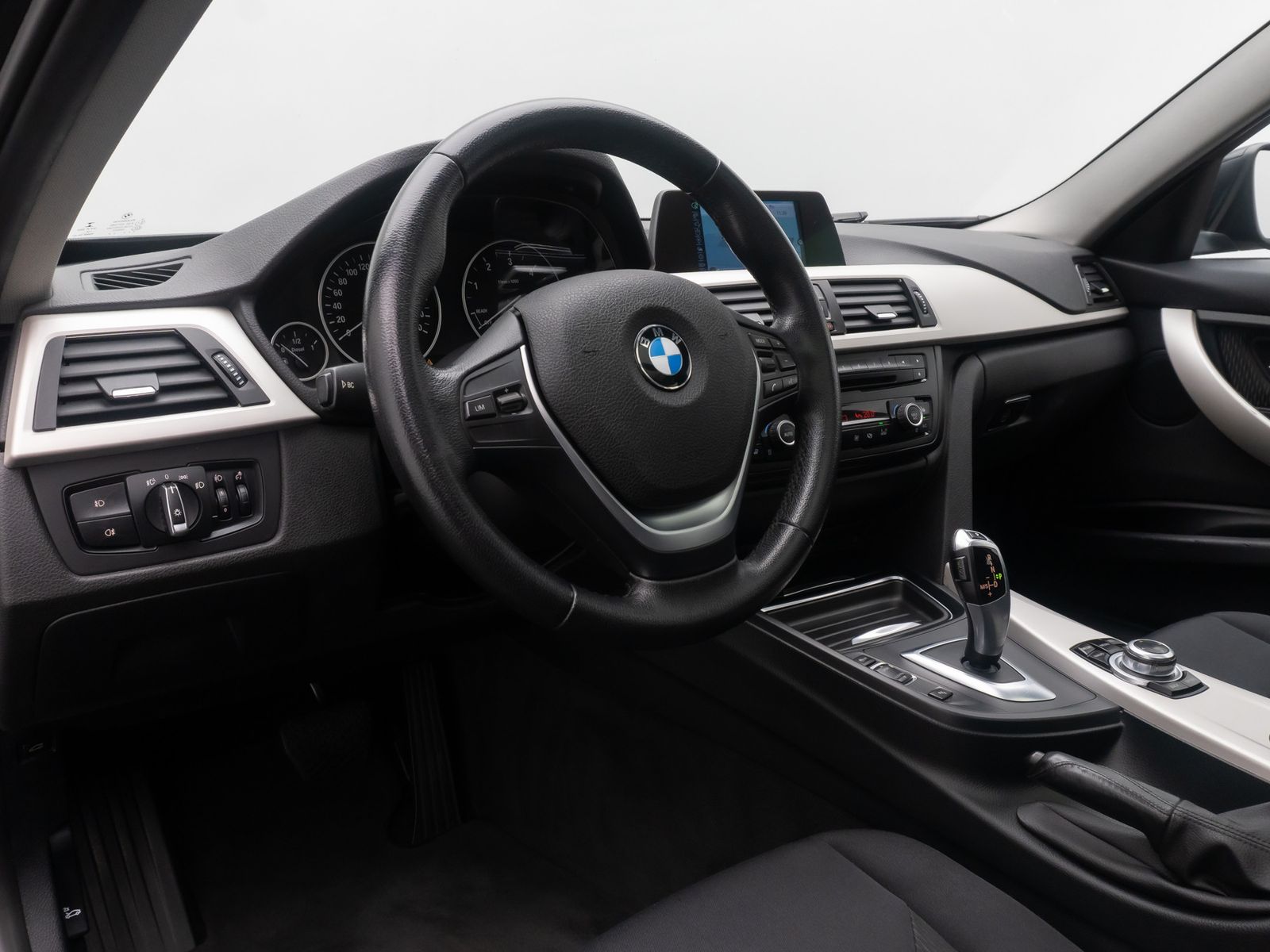 Fahrzeugabbildung BMW 320d PDC Panorama NaviBusiness KlimaAut Regensen
