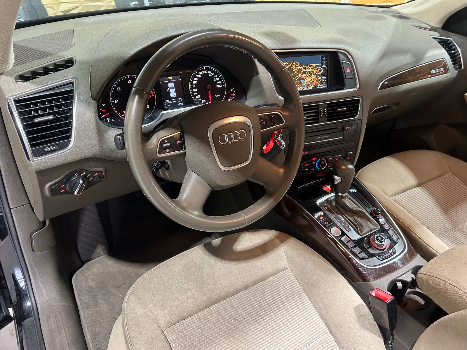 Fahrzeugabbildung Audi Q5 2.0 TDI  quattro/PANO/NAVI/AHK/SHZ/KLIMA/2.HA
