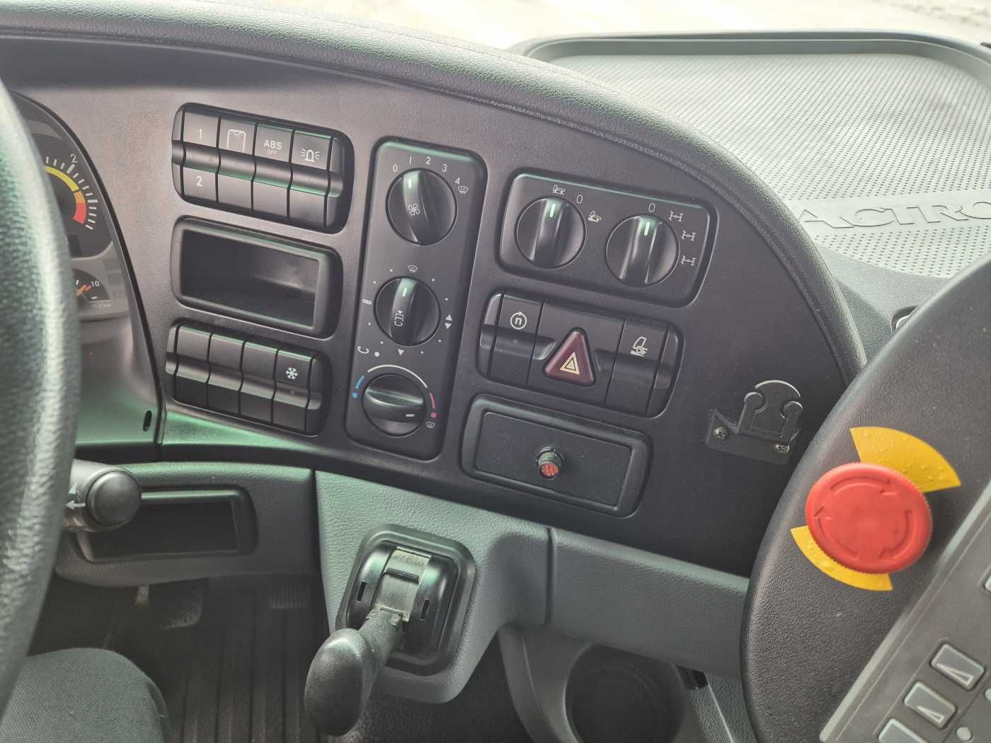 Fahrzeugabbildung Mercedes-Benz Actros 2032 A 4x4 Bucher STKF 9500 Airport 30x