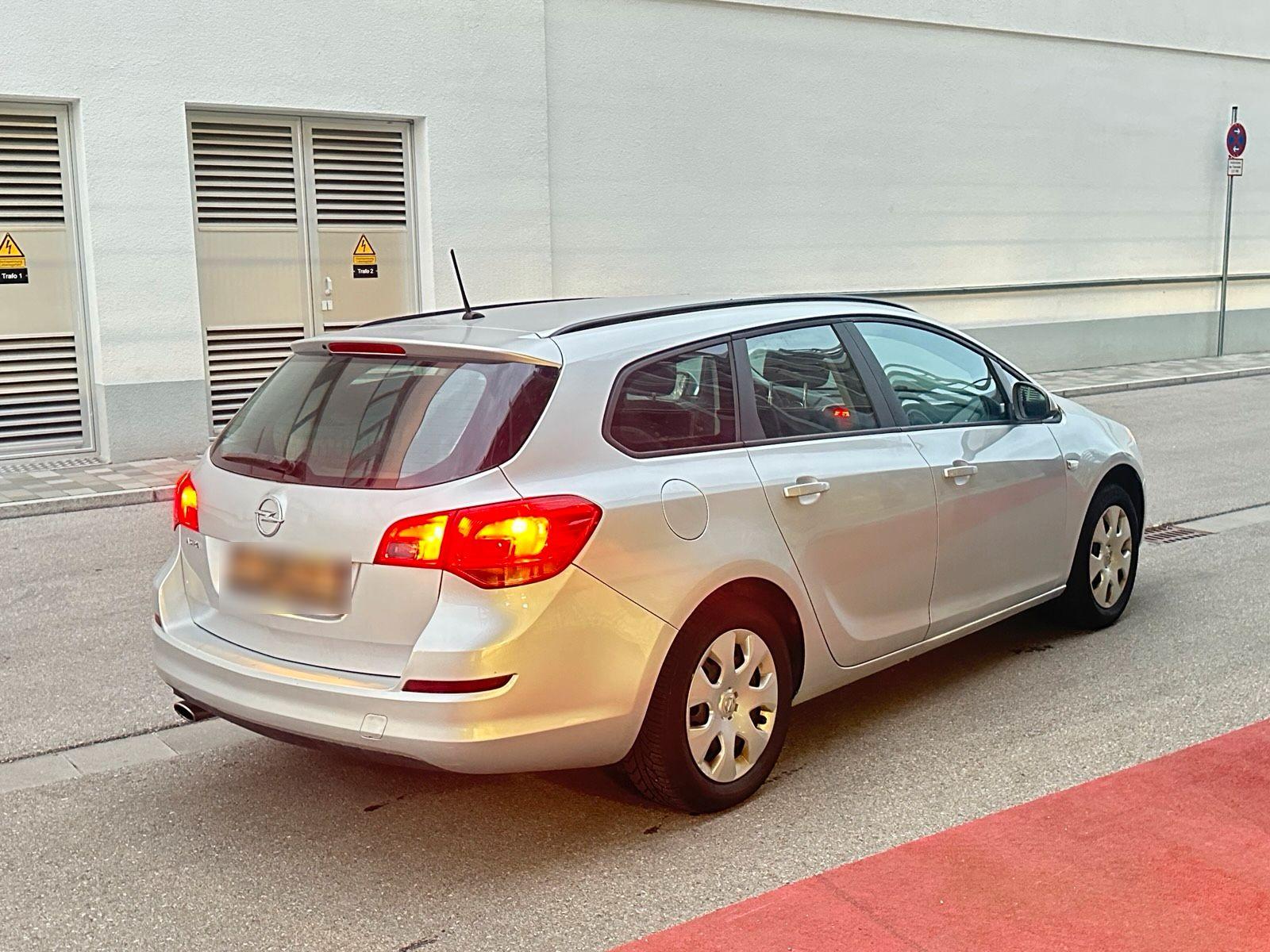 Opel Astra 2011 — фото 7