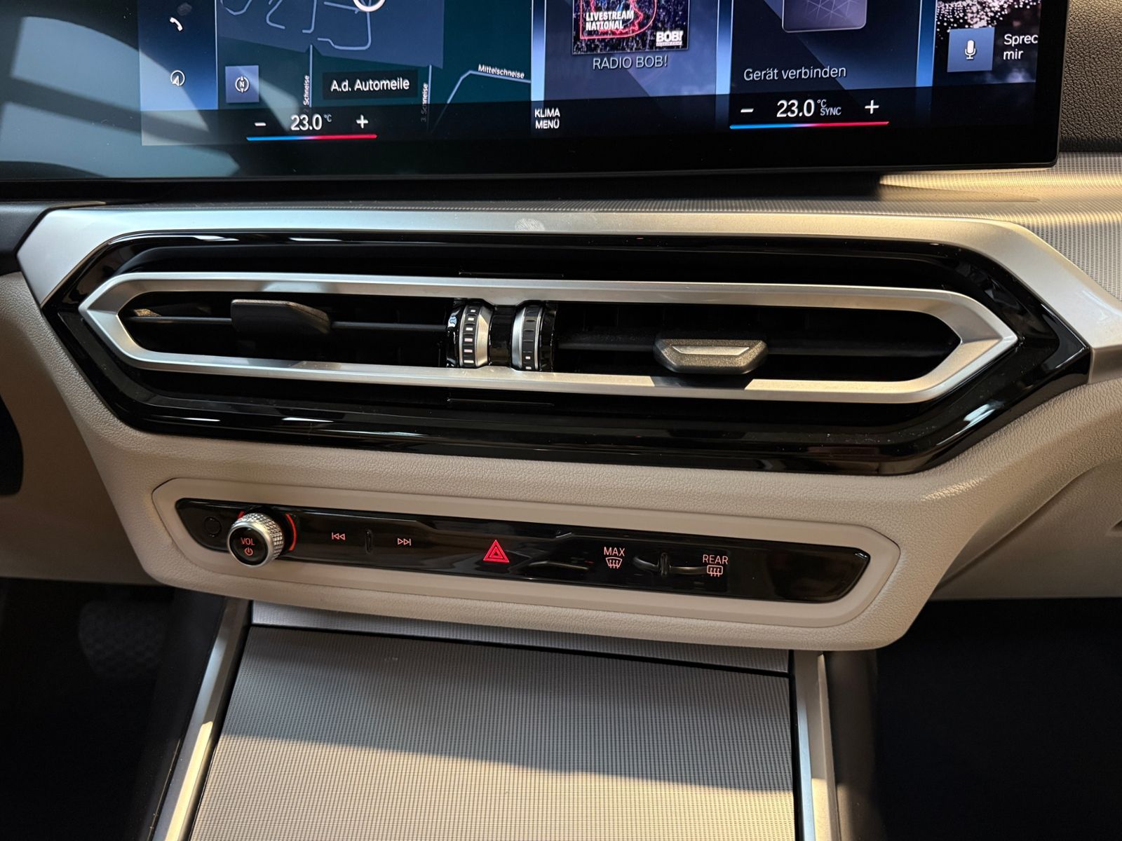 Fahrzeugabbildung BMW 320d Shadow Line AHK HUD KAM LED