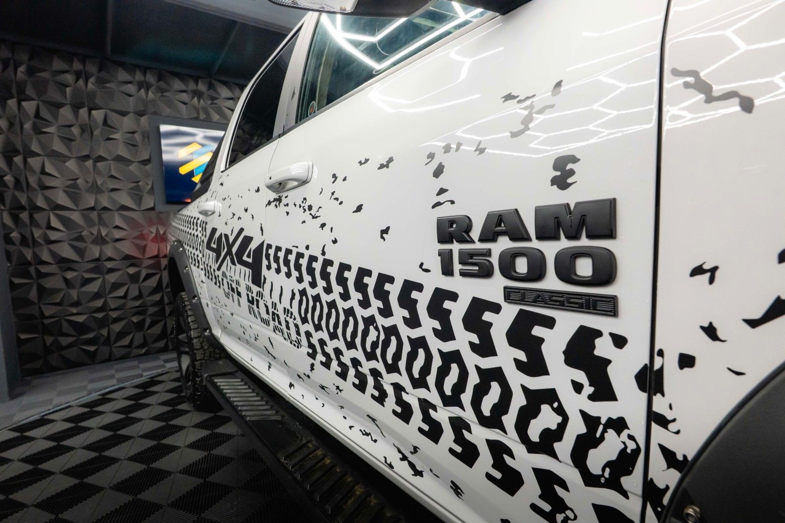 Fahrzeugabbildung Dodge RAM 5.7 V8 HEMI 4x4 OFFROAD Night-Paket *LED*AHK