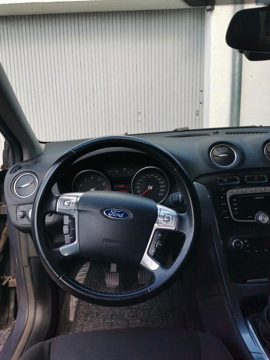Ford Mondeo 2010 — rear view