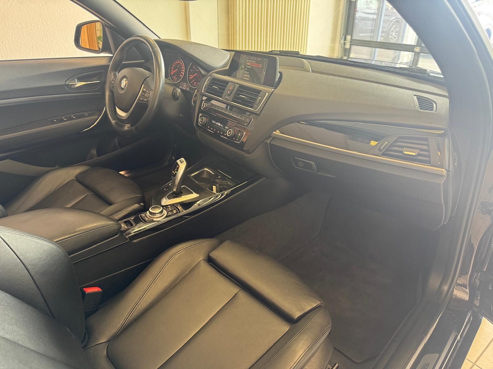Fahrzeugabbildung BMW 220 i Cabrio Sport Line/ NAVI/KLIMA/AUTOMATIK