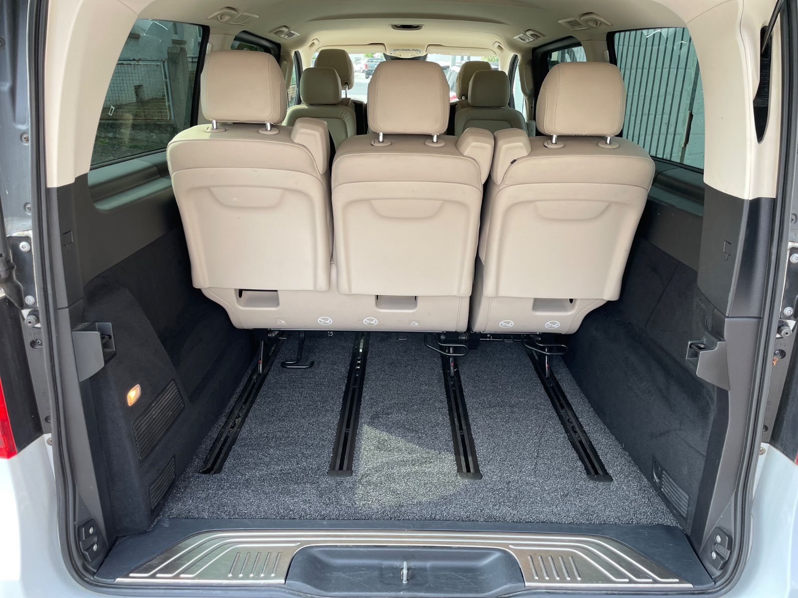 Fahrzeugabbildung Mercedes-Benz V 300 d Lang Avantgarde AMG-Line |Burmester|360°