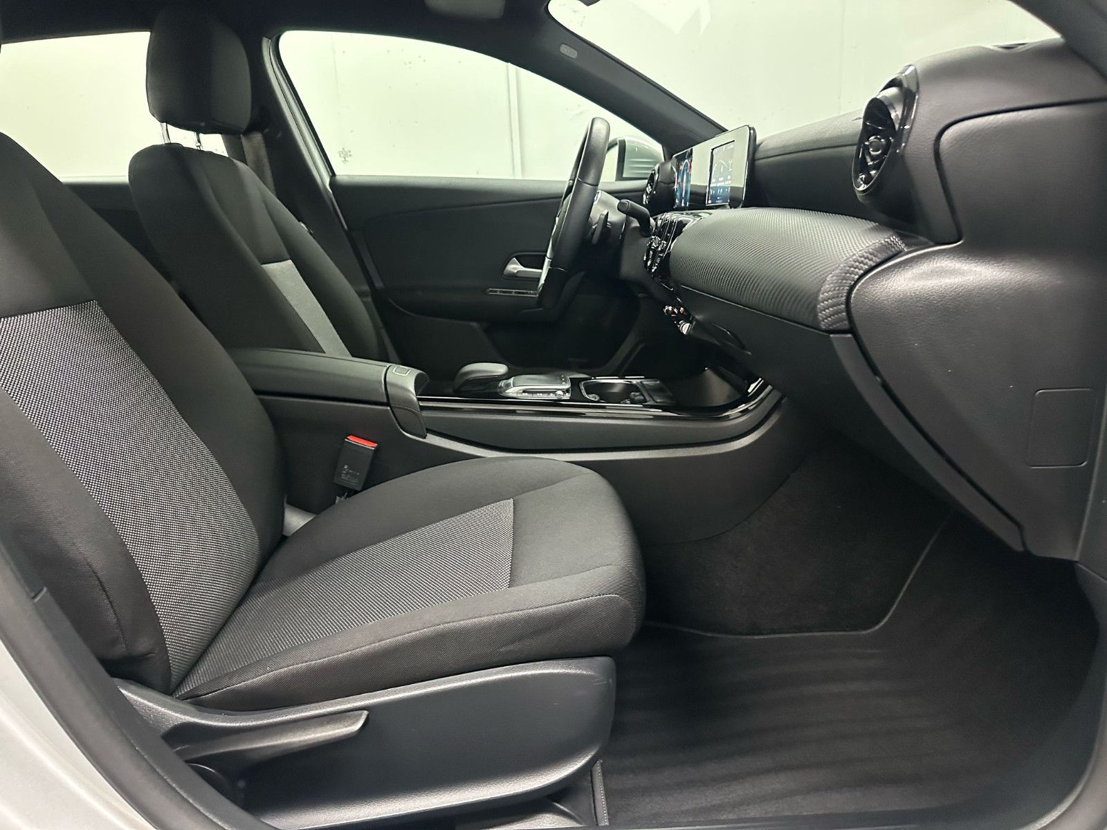 Fahrzeugabbildung Mercedes-Benz A 200 d DCT *DISTRO*AHK*LED*NAVI*BUSINESS*SH