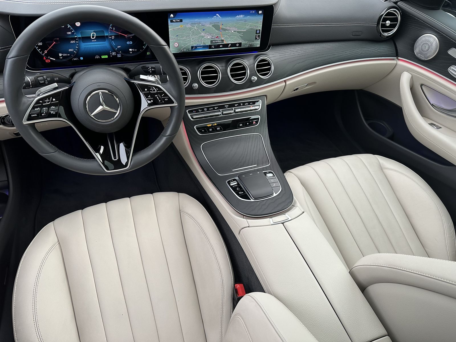 Fahrzeugabbildung Mercedes-Benz E 300de T AMG-Line NAV+LED+PANO+BURMESTER+KAMERA