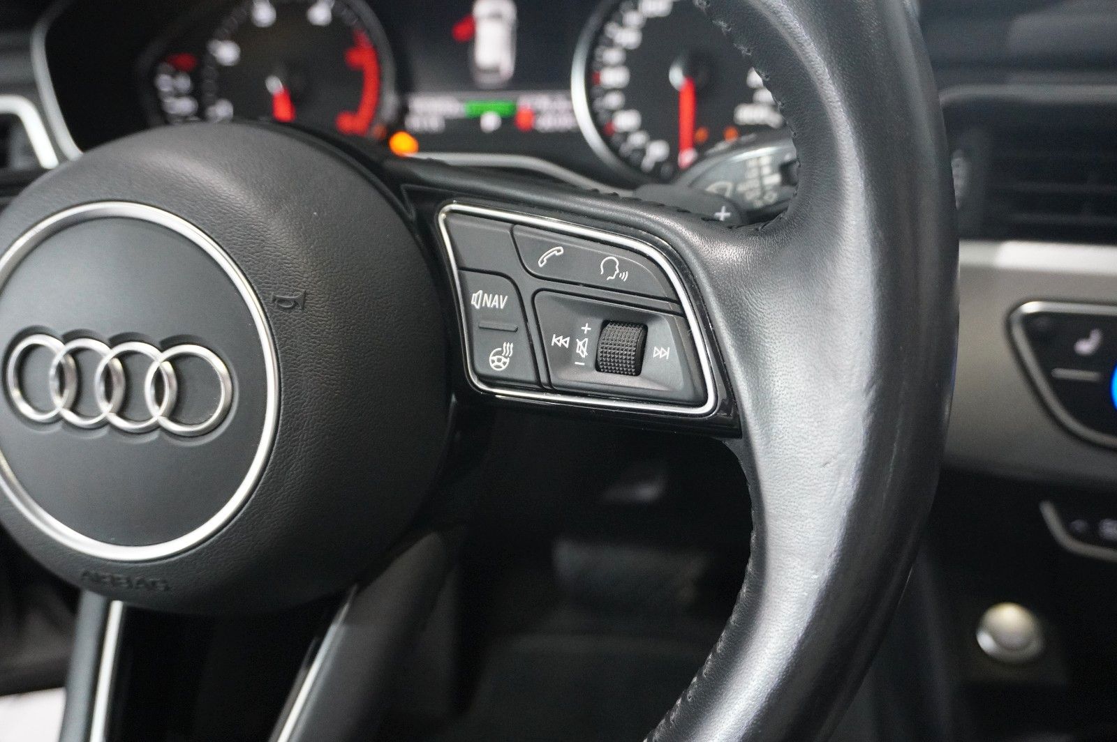 Fahrzeugabbildung Audi A4 Avant 35 TDI S-LINE SPORT NAVI/LED/KAMERA/DAB