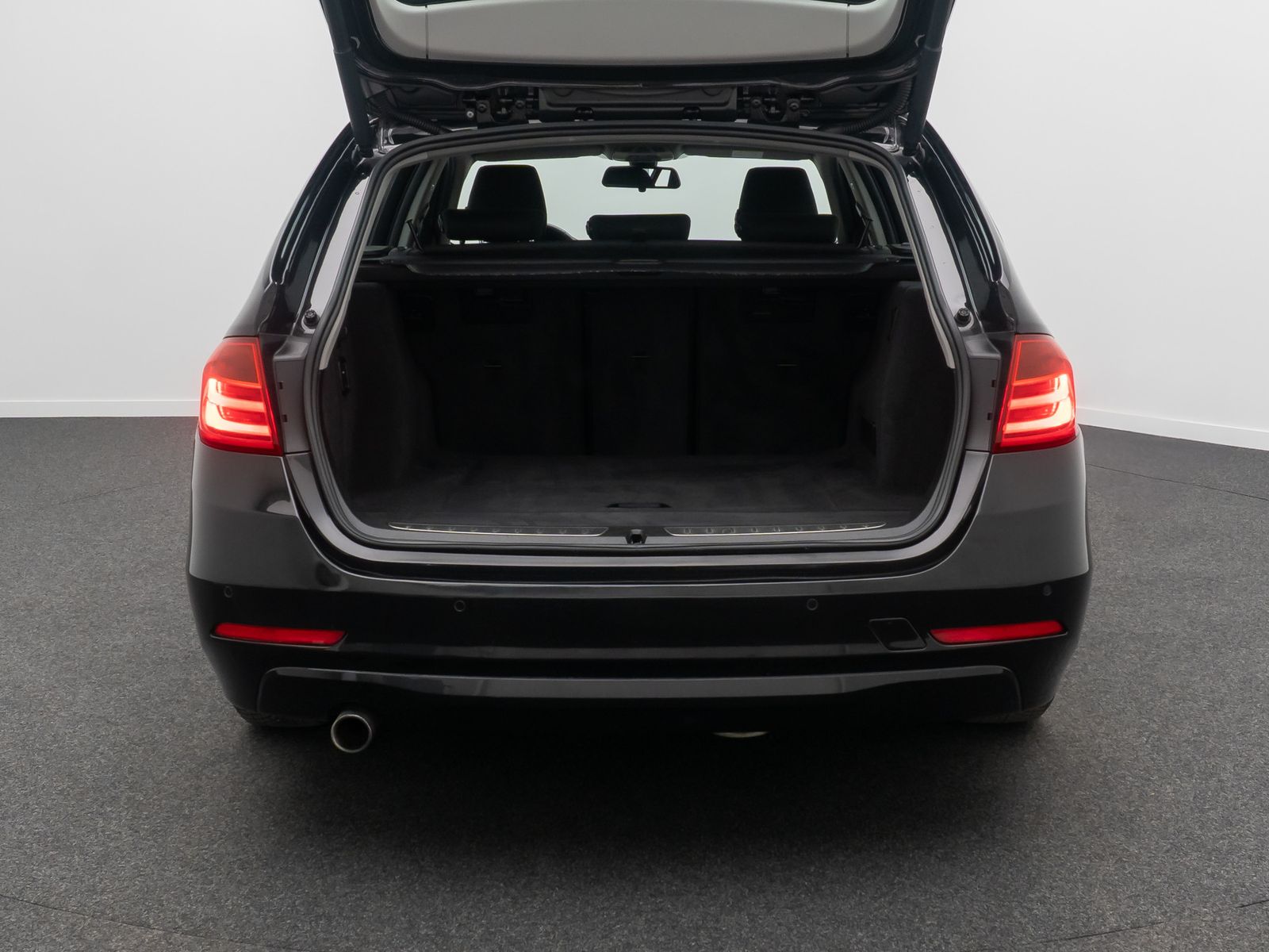 Fahrzeugabbildung BMW 318d GeschwindigReg AHK PDC Lordos NaviBusiness