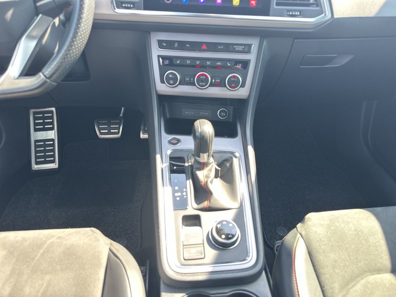 Fahrzeugabbildung SEAT ATECA FR 2.0 TSI 190 PS DSG 4Drive*AHK* - mit KI generiert/bearbeitet